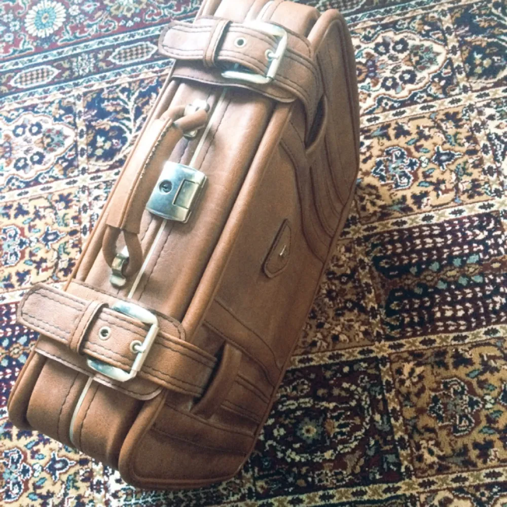Underbar resväska för alla oss som tycker om att åka från stad till stad! Inhandlad secondhand men i finfint skick! 50 cm bred & 37 cm hög! . Väskor.