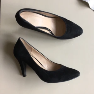  - Svarta sammetspumps. Lite slitna men inte alls farligt, sköna att gå i! Ca 5 cm i klacken. 