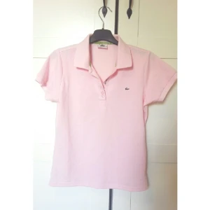  - En babyrosa lakoste t shirt, St Xl men passar också någon med storlek S och är i Nysick
 Snygg och fresh till sommaren!!