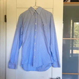  - Helt oanvänd Gant skjorta i storlek M custom fit