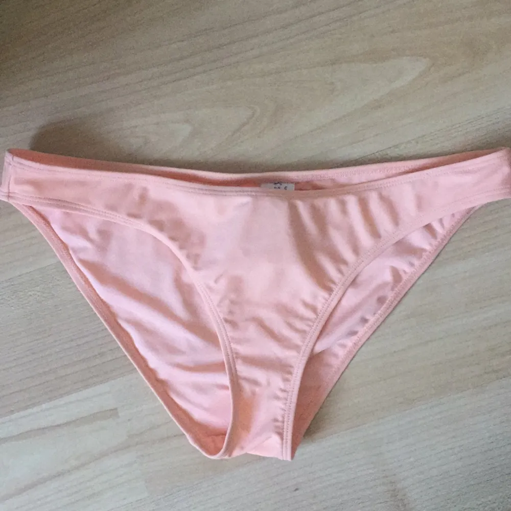 Bikini bottom from Forever21 in blush, never used. . Övrigt.