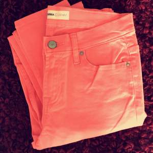 Nya rosa jeans från Cubus, inga lappar kvar då jag råkade ta bort dem när jag provade jeansen. 50kr!
Skickas mot porto, hämtas i Kristianstad & Karlshamn :)