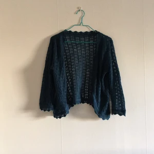  - Virkad/stickad kofta. 