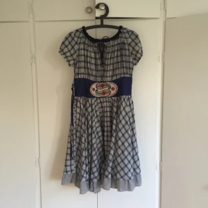  - Jättefin klänning från Odd molly med ett blått band för rosett i midjan. Knappt använd. 