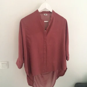  - Vinröd blus från weekday i storlek medium. Använd enbart några gånger! 