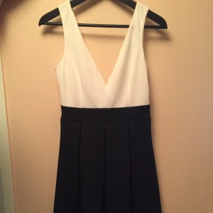  - Svartvit klänning, aldrig använt, längd: 81cm