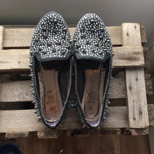  - Snygga loafers med nitar