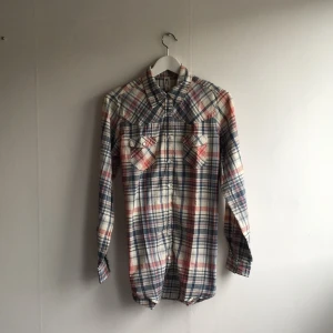  - Snygg rutig skjorta 