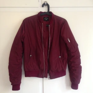  - Vinröd bomberjacka från JC
säljer pga används aldrig 
