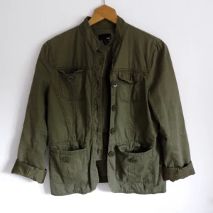  - Militärgrön tygjacka från hm. 
På mig sitter den loosfit som annars pendlar mellan 36-38. Märkt 42 men passar alla där mellan beroende på hur man vill ha den. 
Utmärkt skick! 
Fraktas för 49kr 
Betalning via svisch 🌷🌷🌷
