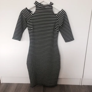  - Knälång bodycon klänning som jag aldrig använt, prislappen är kvar. Öppna axlar. Verkligen smickrande för figuren!! 💘 frakt: 35 kr 