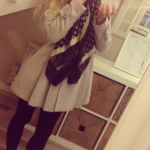  - Säljer nu finaste kappan som är använd ganska mycket eftersom att jag har tyckt om den så mycket. 

Priset blir därav 200:- 
Fraktar mot kostnad/möts upp
Har swish 