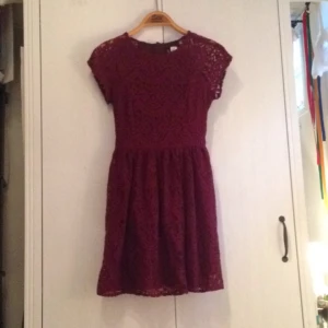  - 
Fin mörkröd klänning från H&M. 
Spets i fint mönster och sitter fint, endast använd 3 ggr.
Tar swisch och frakt tillkommer🌸
