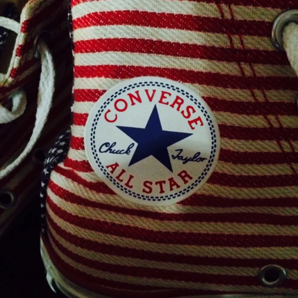 Fina äkta converse. Oanvända. Lite lite missfärgade inuti skon. Storlek 4 (converse-storlek eller vad det kallas) Säljer för 200 kr då de är försmå.. Skor.