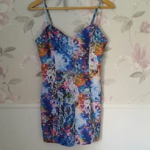  - one piece I sjöjungfru design. Jätte fin på sommaren eller utomlands. lite stretchig tyg men sitter fint och ger en midja. 