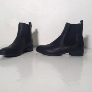  - ⭐️Chelsea Boots, aldrig använda.
Strl 39.
Köparen står för frakten, kan mötas upp i Stockholms innerstad.