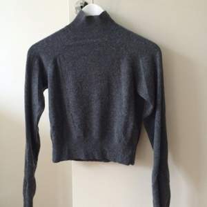 Turtleneck tunt stickad tröja från T Alexander Wang, köpt på NK i Stockholm. Materialet är marinoull och nylon med kashmir i :)
