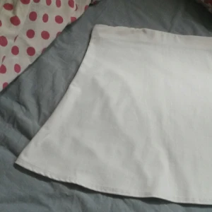  - Söt kjol i skönt tyg som sitter tight. Riktigt snyggt till solbränd ben men funkar även som underkjol. Felfri!