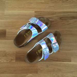  - Sååå fina tofflor från Birkenstock köpta på Weekday! Tyvärr så är de för små för mig! Provade en gång, därmed i princip helt nya!😀😀😀💕✨✨ älska metallic!!💖💖