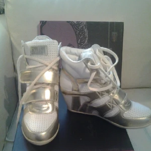  - nya i låda med inbyggd kilklack,, har flera par och väldigt sköna,,dessa aldrig andvända