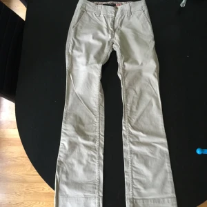  - Snygga stilrena byxor från Lindex storlek 34 