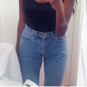 - Mom Jeans från American Apparel i bra skick. Kan skicka fler bilder på dom! Storlek 26/32