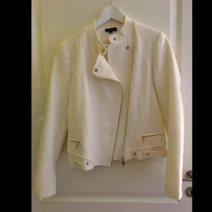  - Jättefin jacka i bra skick. Använd två gånger.