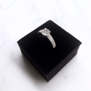  - Swarowskis ring, glänser otroligt fint och mycket som går tyvärr inte att fånga i bilden med iphone kamera. 💍 Nypris 900 kronor. Möts upp i Stockholm eller skickas med post, helst Swish betalning 🌸