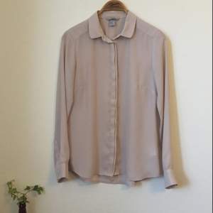 Figursydd skjorta/blus från HM i lätt material