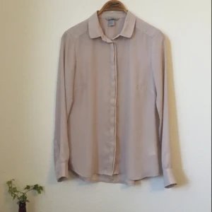  - Figursydd skjorta/blus från HM i lätt material