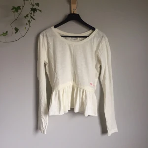  - 🔸Vit, långärmad topp med volang från Bondelid🔸  • Storlek S • Nyskick  50 kr+ frakt