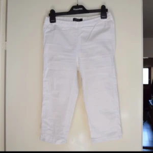  - Sköna vita knälånga jeanstights från Lindex i small. Fina till tröjor som klänningar.