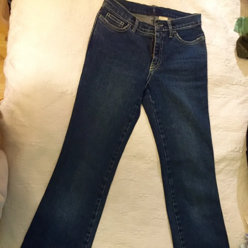 See by Chloe jeans med snygg passform. Jeansen är höga i midjan och tajta fram till knäna sedan är de bootcut nertill. Nästintill nya. . Jeans & Byxor.