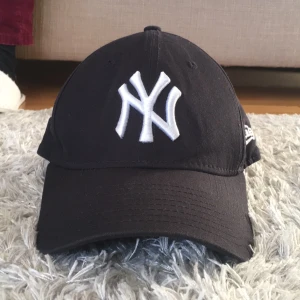  - Helt ny new era keps. 
Aldrig använd 🌟