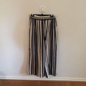  - Snygga och härliga svartvita byxor med vida ben och tofsar som snörning :) aldrig använda då jag inte tyckte att dem passade mig. Köparen betalar frakt (ca 20kr).