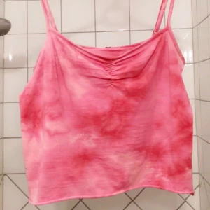  - batikfärgat linne i rosa toner. axelbanden går att ställa in i den längd du vill ha dem. linnet är avklippt så det är ganska kort. 