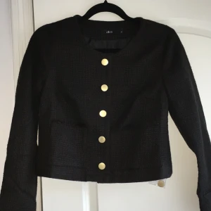  - Helt ny tweedjacka, prislapp på fortfarande, aldrig använd. Strl 34 men känns som en 34/36. Köpare står för frakten!