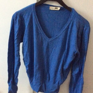  - Blå fin tröja i skönt material. Storlek S
