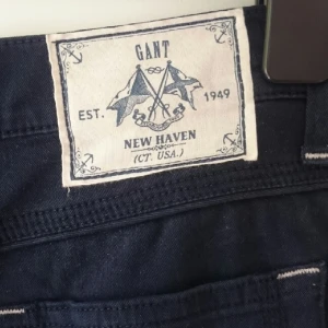  - Marinblå kjol från Gant. Samma passform som den andra blå kjolen som jag fotat när jag har på mig. Denna är en storlek större. Passar strl 40-42, stretchig och skön. Använd, bra skick dock har sömmen på bakfickorna lossnat lite. 
Nypris: 1399 kr