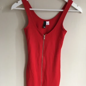  - Längd från axlar och ner:  85 cm Kan mötas i centrala Stockholm eller skickas mot fraktkostnad 