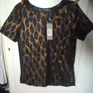  - Cool tiger topp, aldrig använd
Storlek 36, 170kr
Frakt ingår inte i priset, men finns att hämta i Upplands Väsby. Har swish!
