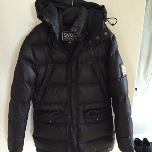  - Svart vinterjacka ifrån Svea.⛄️
 Jackan är i gott skick 