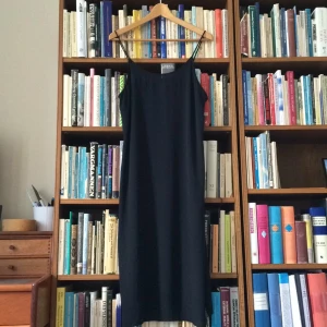  - ⭐️Svart slipklänning i midi-längd från H&M
Ca 20-25 cm slitsar på sidorna
Aldrig använd
Strl 42
Tar swish, kan mötas upp i Stockholms innerstad.
Köparen står för frakten.