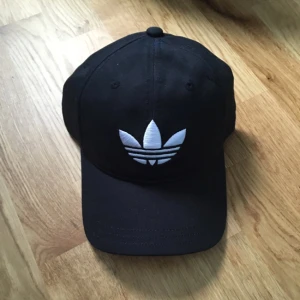  - Helt ny och oanvänd keps från adidas! Svart med vit broderad logga✌🏼️🙌🏼✨✨✨❣