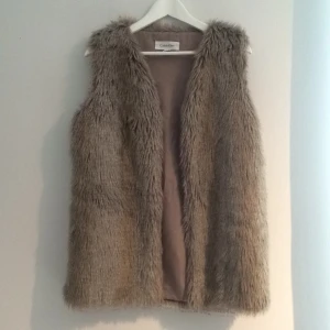  - Calvin Klein, väst i fuskpäls. Använd en gång. 