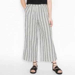  - Snygga brallor från Monki!! Aldrig använda😀✨✨✨❤️ dragkedja på sidan:)

Eventuell frakt betalas av köparen❣😙