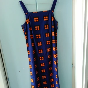  - Vintage marimekko i "fönstermönster". Gissningsvis 70-tal. Lång bomullsklänning med axelband. Rak modell. Liten slits. Lite för stor för mig som ligger mellan strl 36 och 38. För mig som är 1,60 går den nästan ner till fotknölarna. 