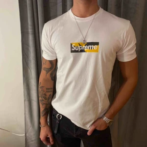  - Säljer denna Supreme Brooklyn box logo tee som e grymt snygg, det är storlek XL men den sitter mindre, skulle säga att den sitter som en M/L.✌🏼