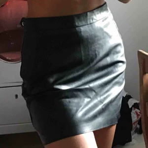  - Svart knappt använd skinnkjol från Zara🥰 Frakt 60kr