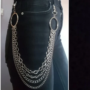 Byxkedja - Silvrig byxkedja. Går ju att använda som halsband med om man skulle vilja. Fraktkostnad blir 22kr.